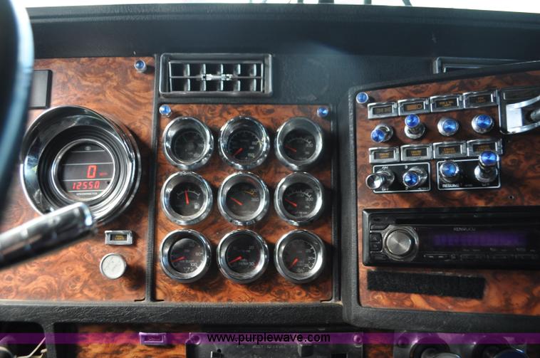 image for item G7352 2000 Kenworth W900 semi truck