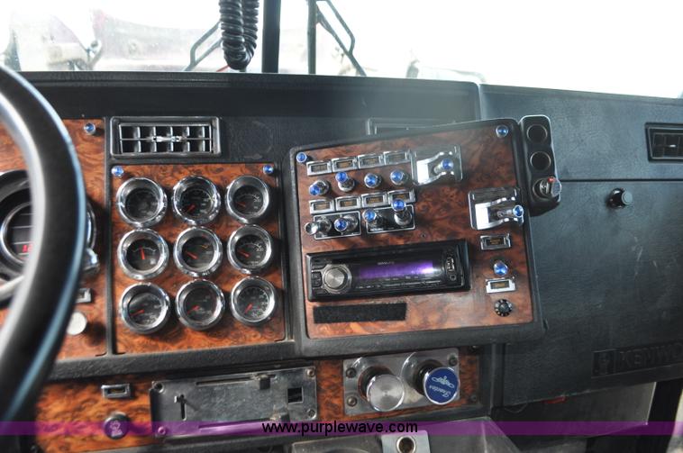 image for item G7352 2000 Kenworth W900 semi truck