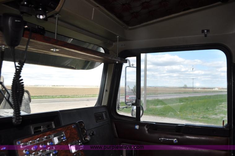 image for item G7352 2000 Kenworth W900 semi truck