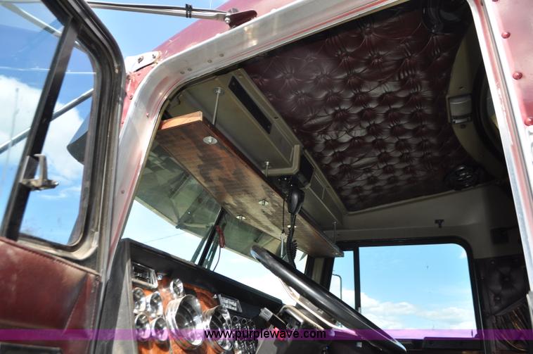 image for item G7352 2000 Kenworth W900 semi truck