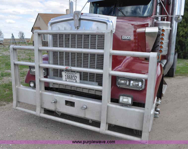 image for item G7352 2000 Kenworth W900 semi truck
