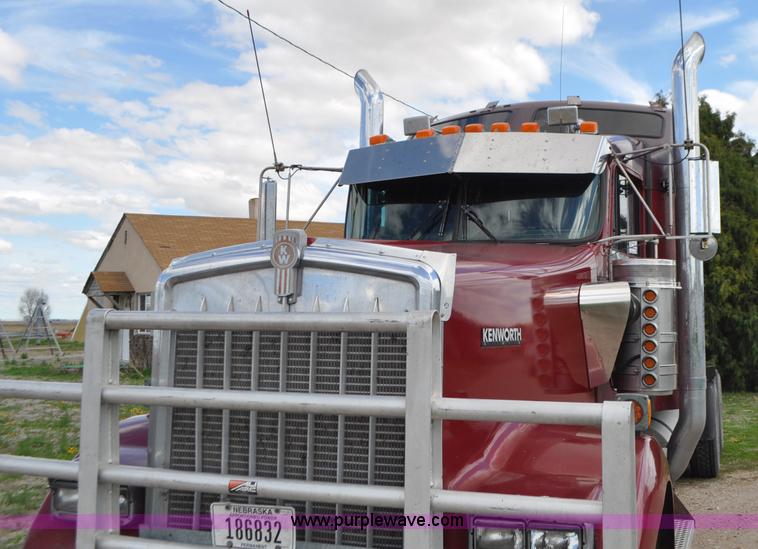 image for item G7352 2000 Kenworth W900 semi truck