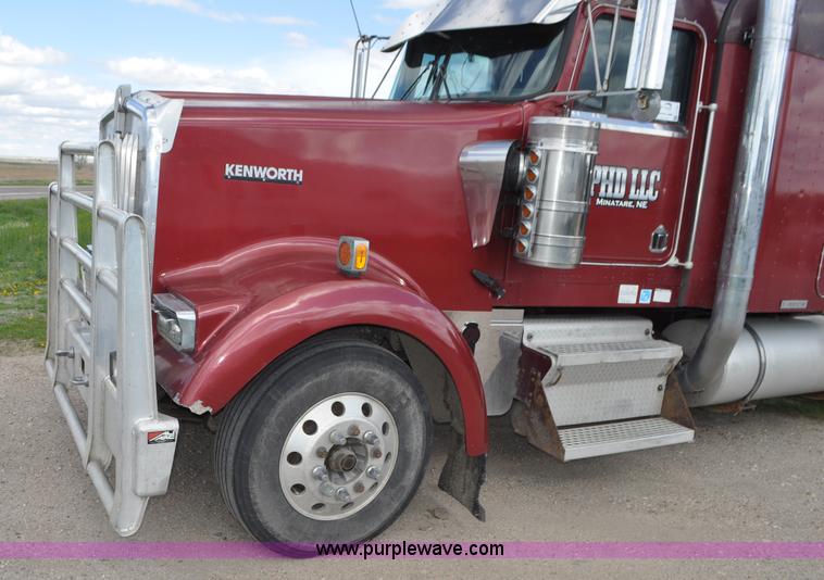 image for item G7352 2000 Kenworth W900 semi truck