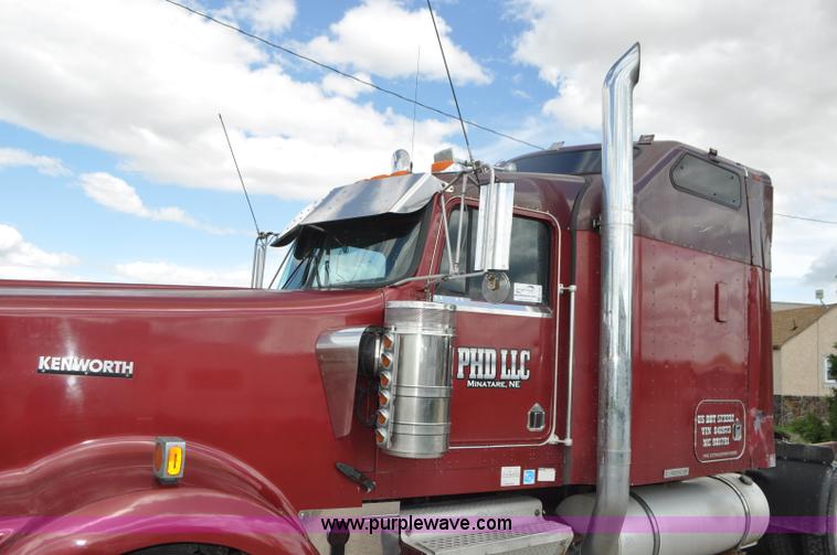 image for item G7352 2000 Kenworth W900 semi truck