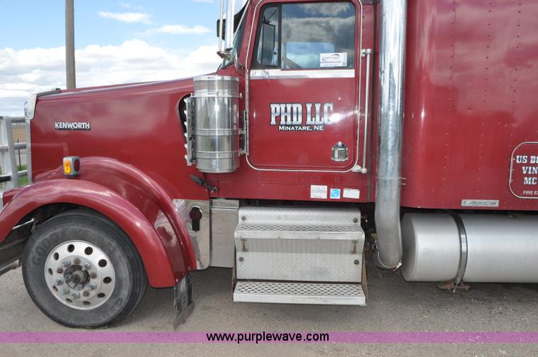 image for item G7352 2000 Kenworth W900 semi truck