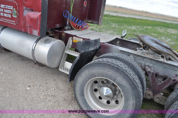 image for item G7352 2000 Kenworth W900 semi truck