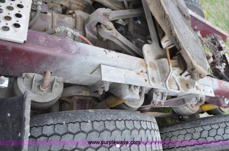 image for item G7352 2000 Kenworth W900 semi truck