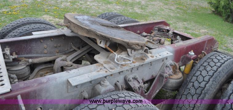 image for item G7352 2000 Kenworth W900 semi truck