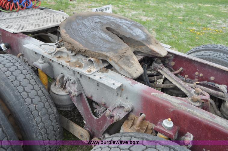 image for item G7352 2000 Kenworth W900 semi truck