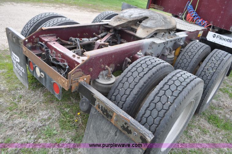 image for item G7352 2000 Kenworth W900 semi truck