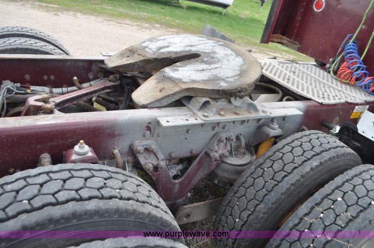 image for item G7352 2000 Kenworth W900 semi truck