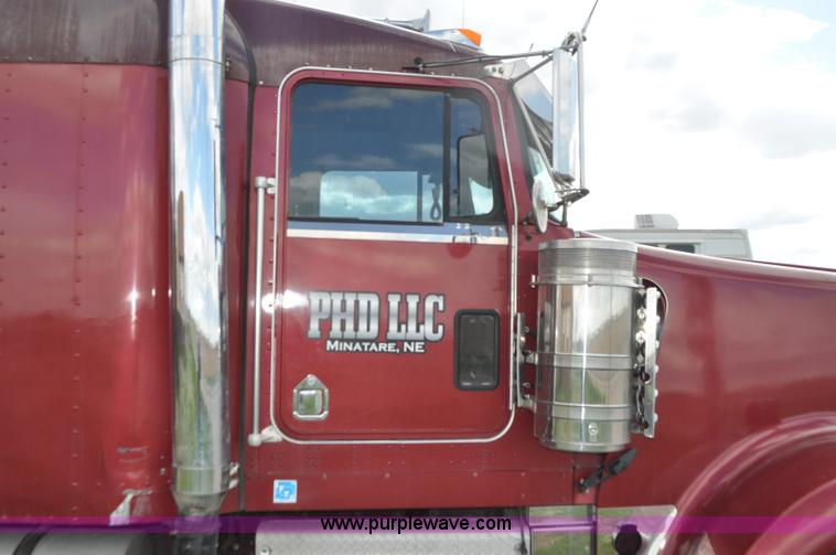 image for item G7352 2000 Kenworth W900 semi truck