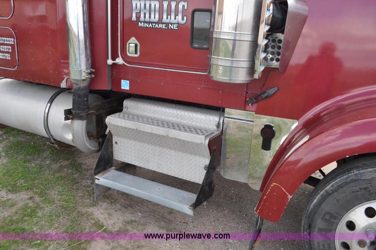 image for item G7352 2000 Kenworth W900 semi truck