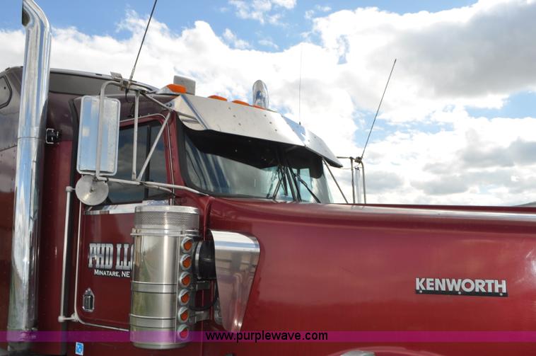 image for item G7352 2000 Kenworth W900 semi truck