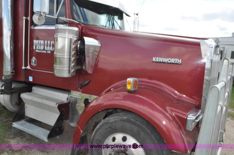 image for item G7352 2000 Kenworth W900 semi truck