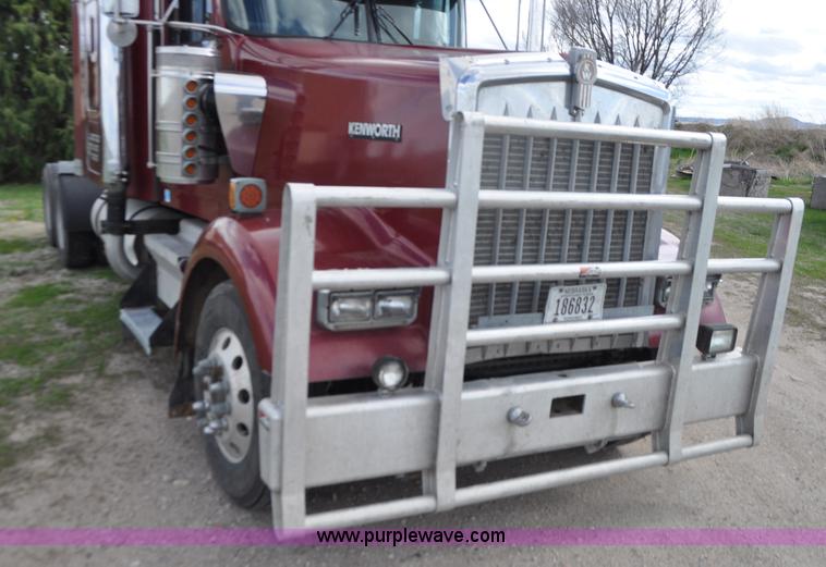 image for item G7352 2000 Kenworth W900 semi truck