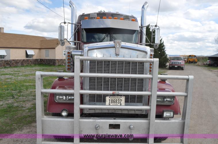 image for item G7352 2000 Kenworth W900 semi truck