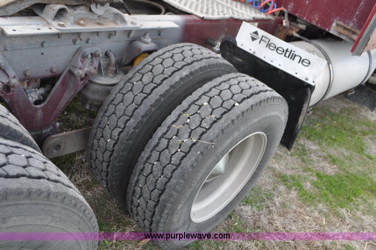 image for item G7352 2000 Kenworth W900 semi truck