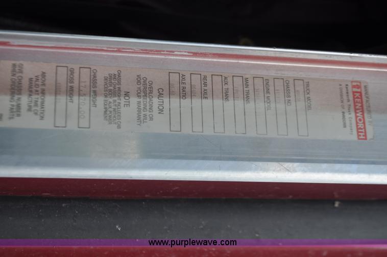 image for item G7352 2000 Kenworth W900 semi truck