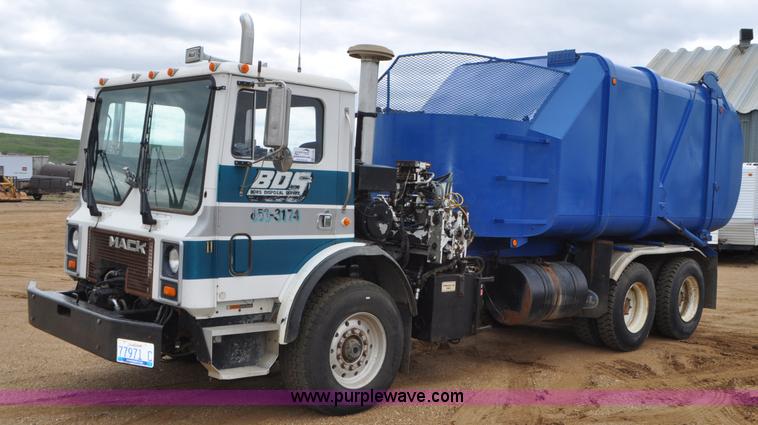 image for item G7400 1993 Mack MR688S refuse truck