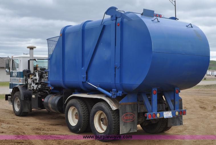 image for item G7400 1993 Mack MR688S refuse truck