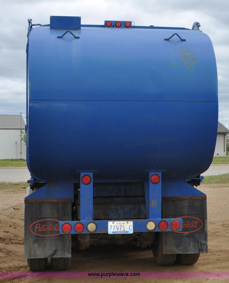 image for item G7400 1993 Mack MR688S refuse truck