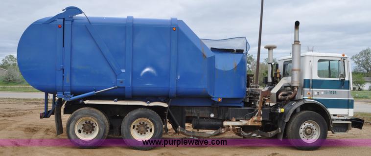 image for item G7400 1993 Mack MR688S refuse truck