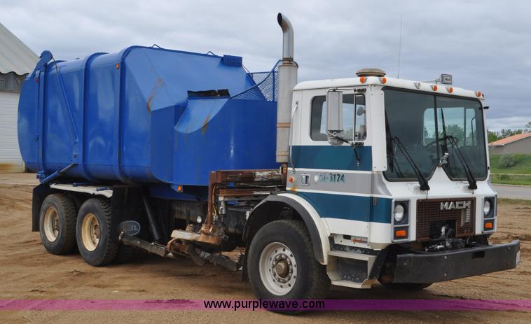 image for item G7400 1993 Mack MR688S refuse truck