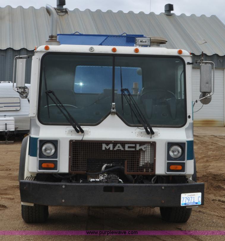 image for item G7400 1993 Mack MR688S refuse truck