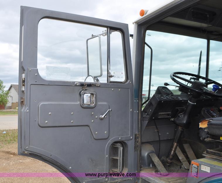 image for item G7400 1993 Mack MR688S refuse truck