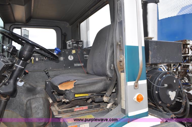 image for item G7400 1993 Mack MR688S refuse truck