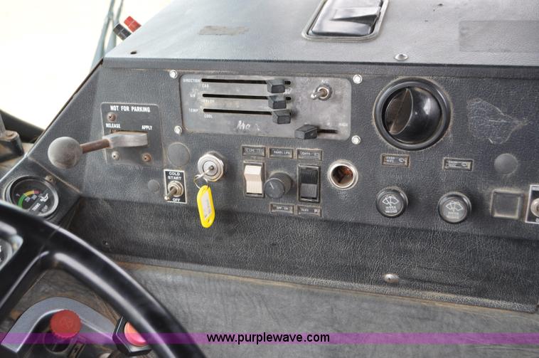 image for item G7400 1993 Mack MR688S refuse truck