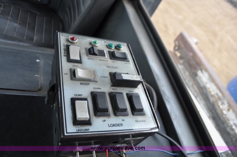 image for item G7400 1993 Mack MR688S refuse truck