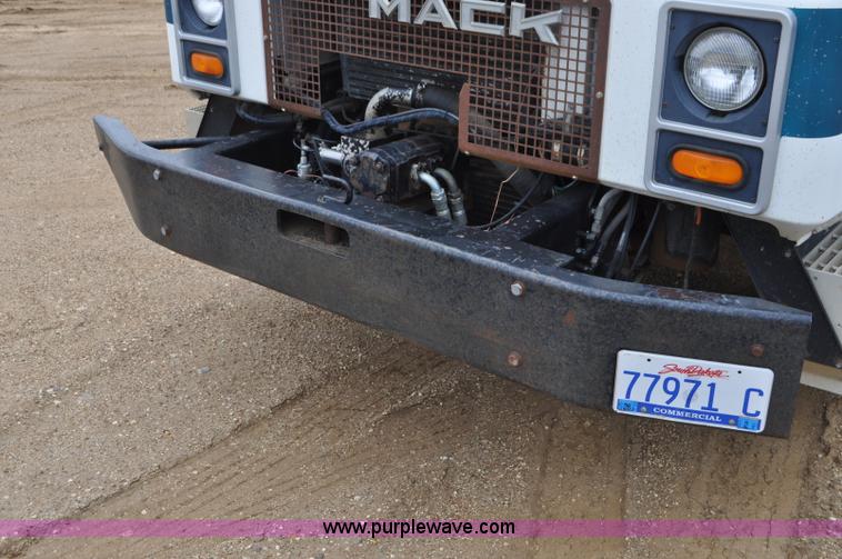 image for item G7400 1993 Mack MR688S refuse truck