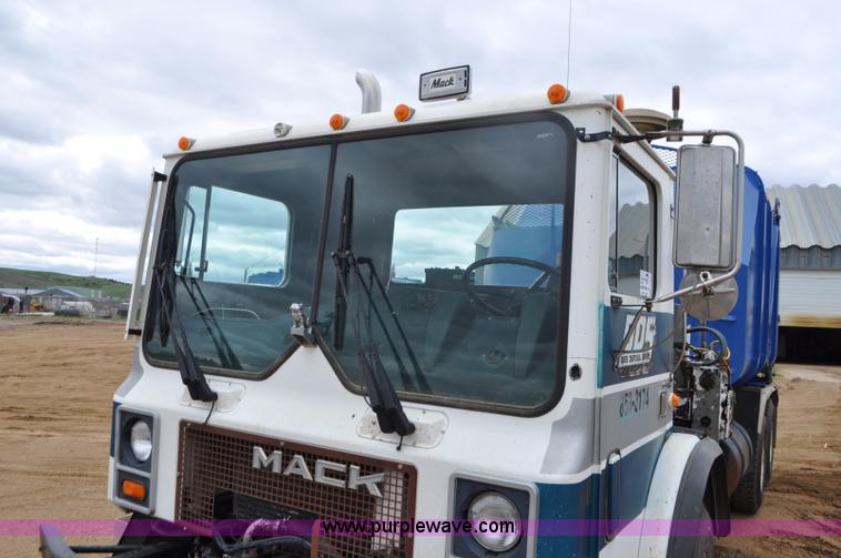 image for item G7400 1993 Mack MR688S refuse truck