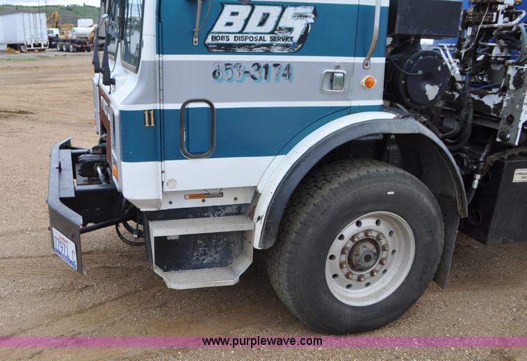 image for item G7400 1993 Mack MR688S refuse truck