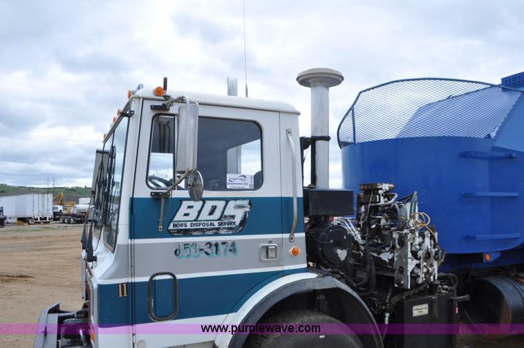 image for item G7400 1993 Mack MR688S refuse truck