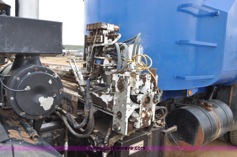 image for item G7400 1993 Mack MR688S refuse truck