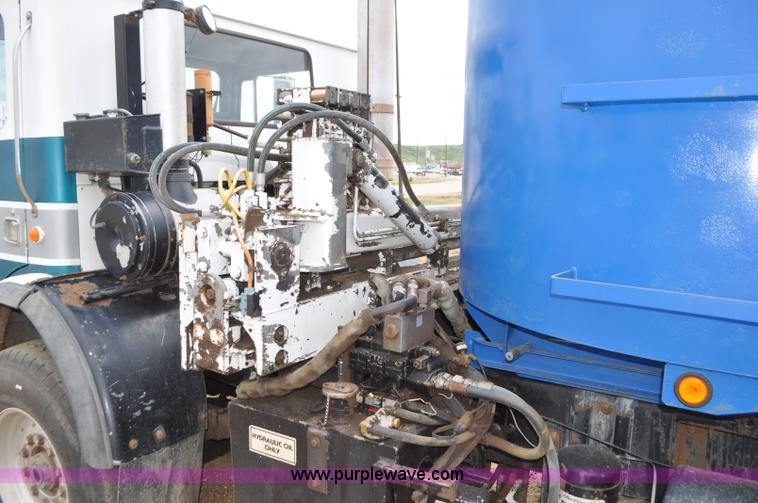 image for item G7400 1993 Mack MR688S refuse truck