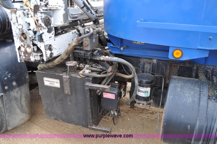 image for item G7400 1993 Mack MR688S refuse truck