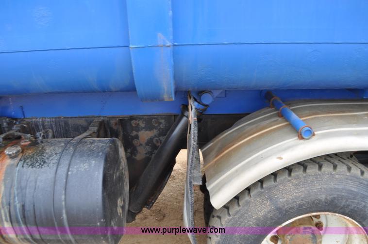 image for item G7400 1993 Mack MR688S refuse truck