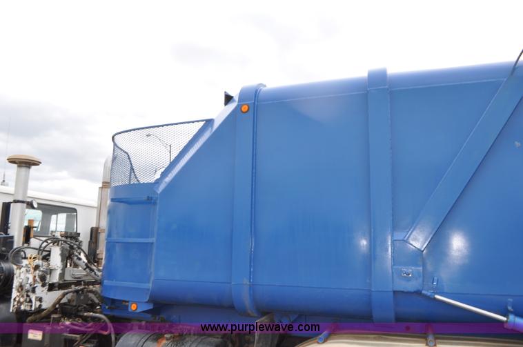 image for item G7400 1993 Mack MR688S refuse truck