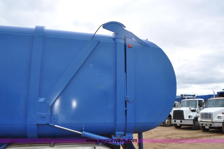 image for item G7400 1993 Mack MR688S refuse truck