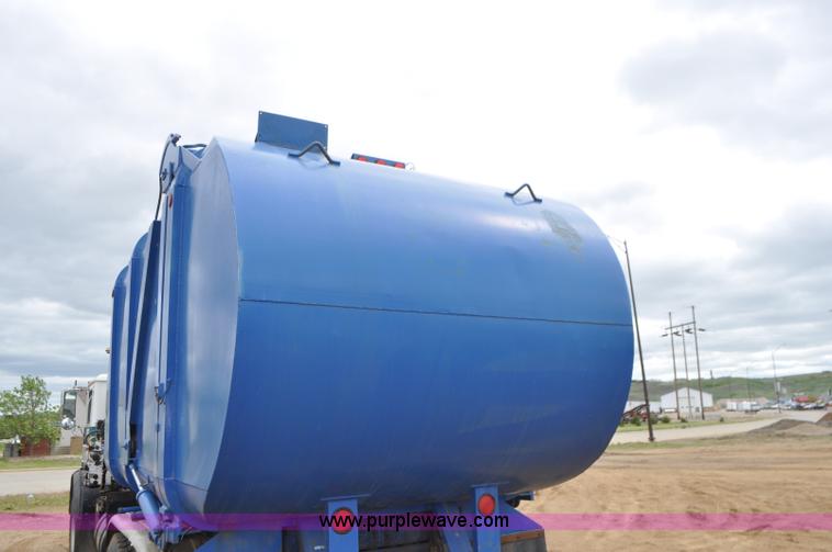 image for item G7400 1993 Mack MR688S refuse truck