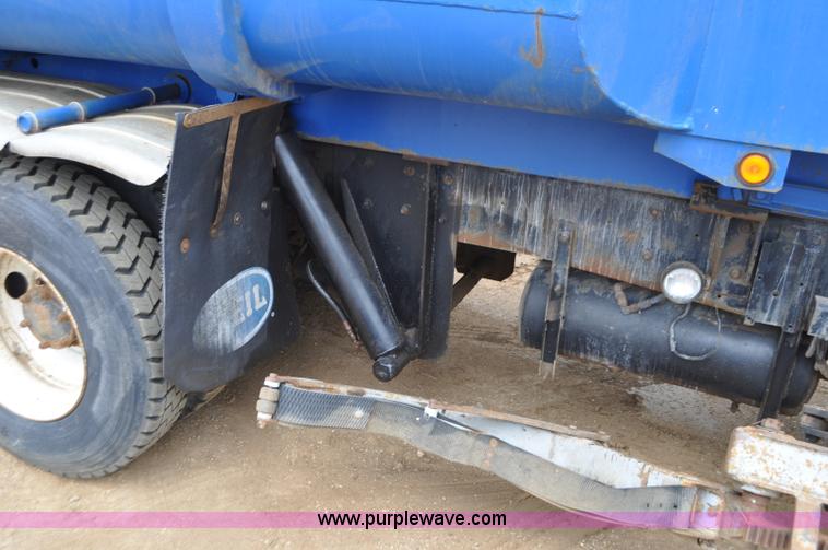 image for item G7400 1993 Mack MR688S refuse truck