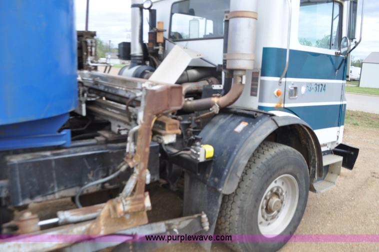 image for item G7400 1993 Mack MR688S refuse truck