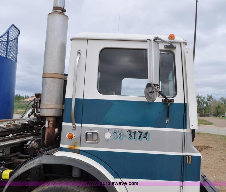 image for item G7400 1993 Mack MR688S refuse truck