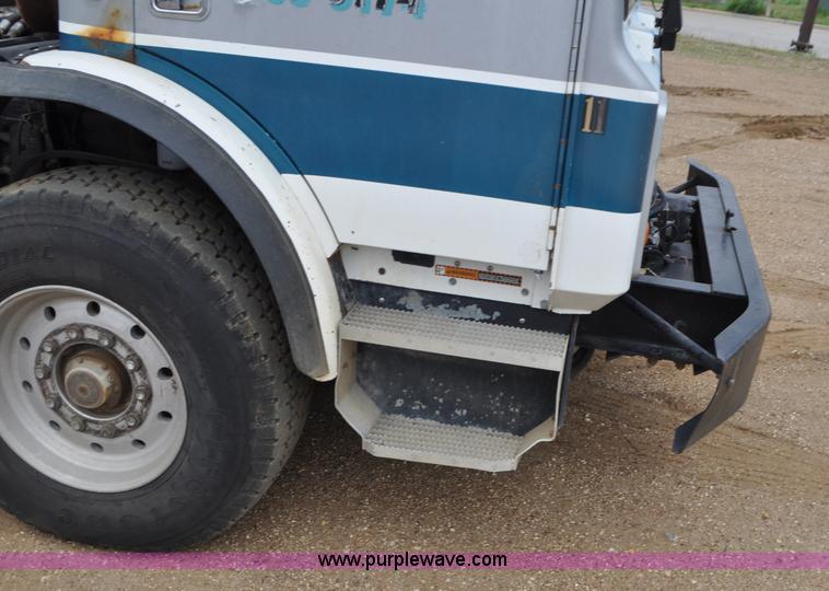 image for item G7400 1993 Mack MR688S refuse truck