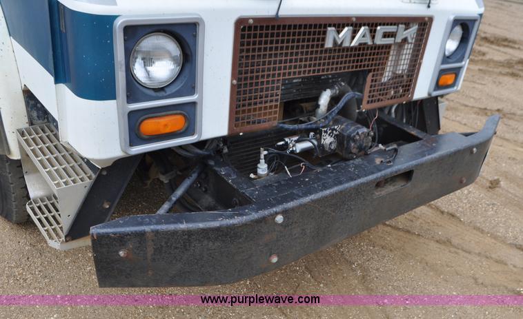 image for item G7400 1993 Mack MR688S refuse truck