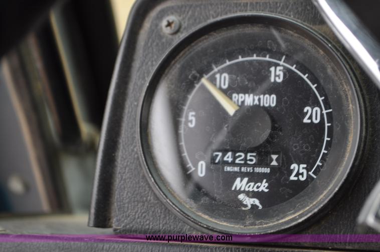 image for item G7400 1993 Mack MR688S refuse truck